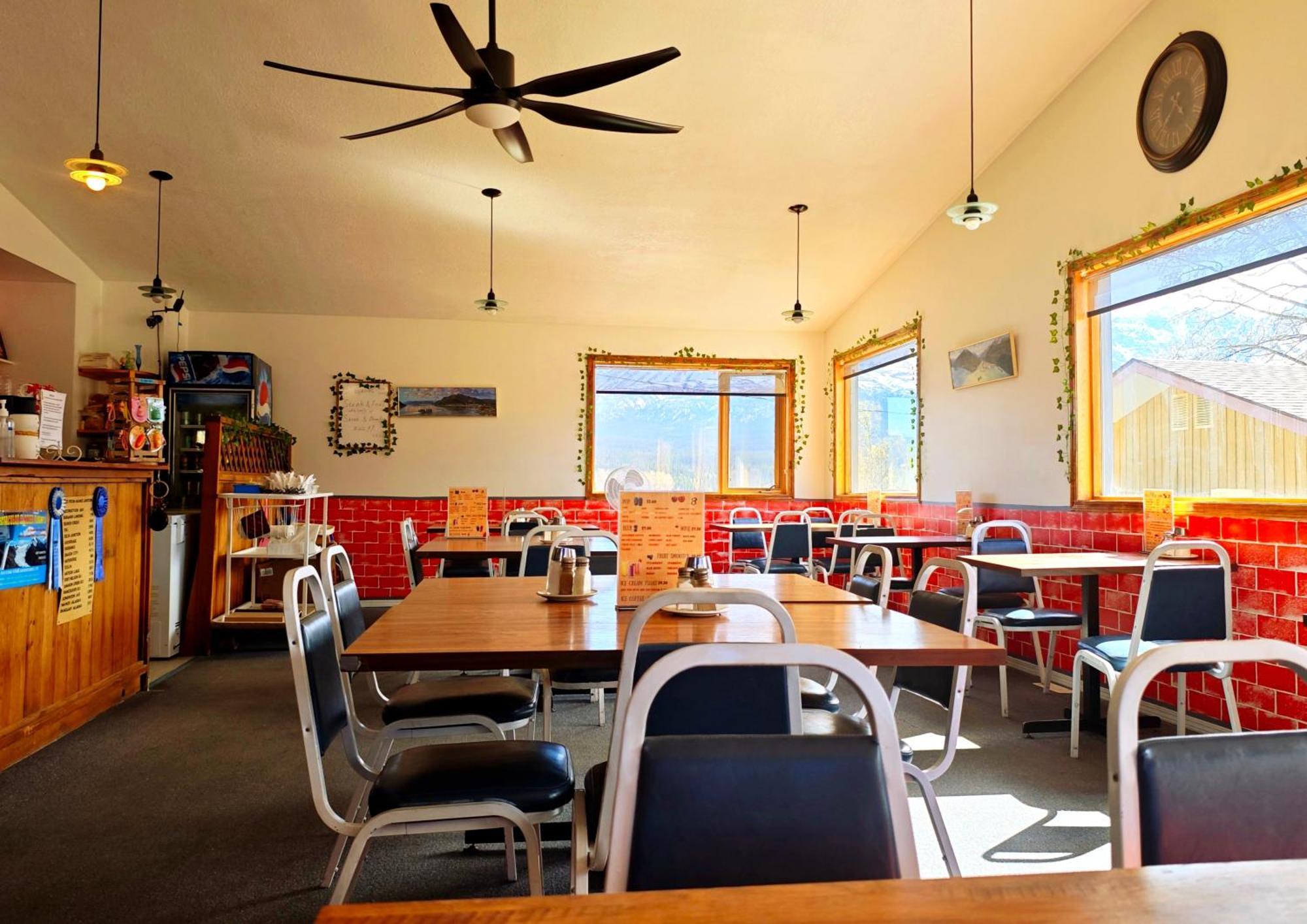 Cozy Corner Motel & Restaurant Haines Junction Exterior photo