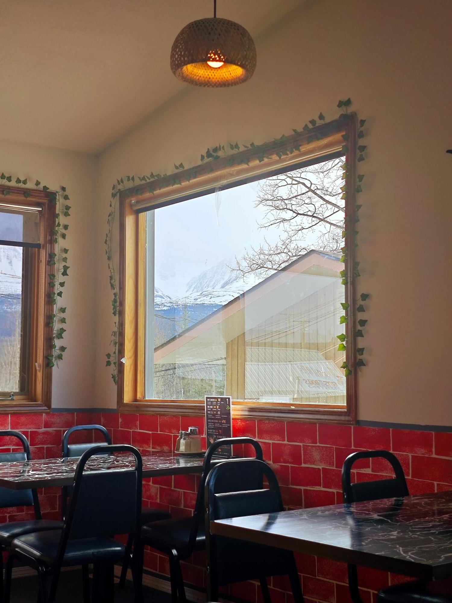Cozy Corner Motel & Restaurant Haines Junction Exterior photo